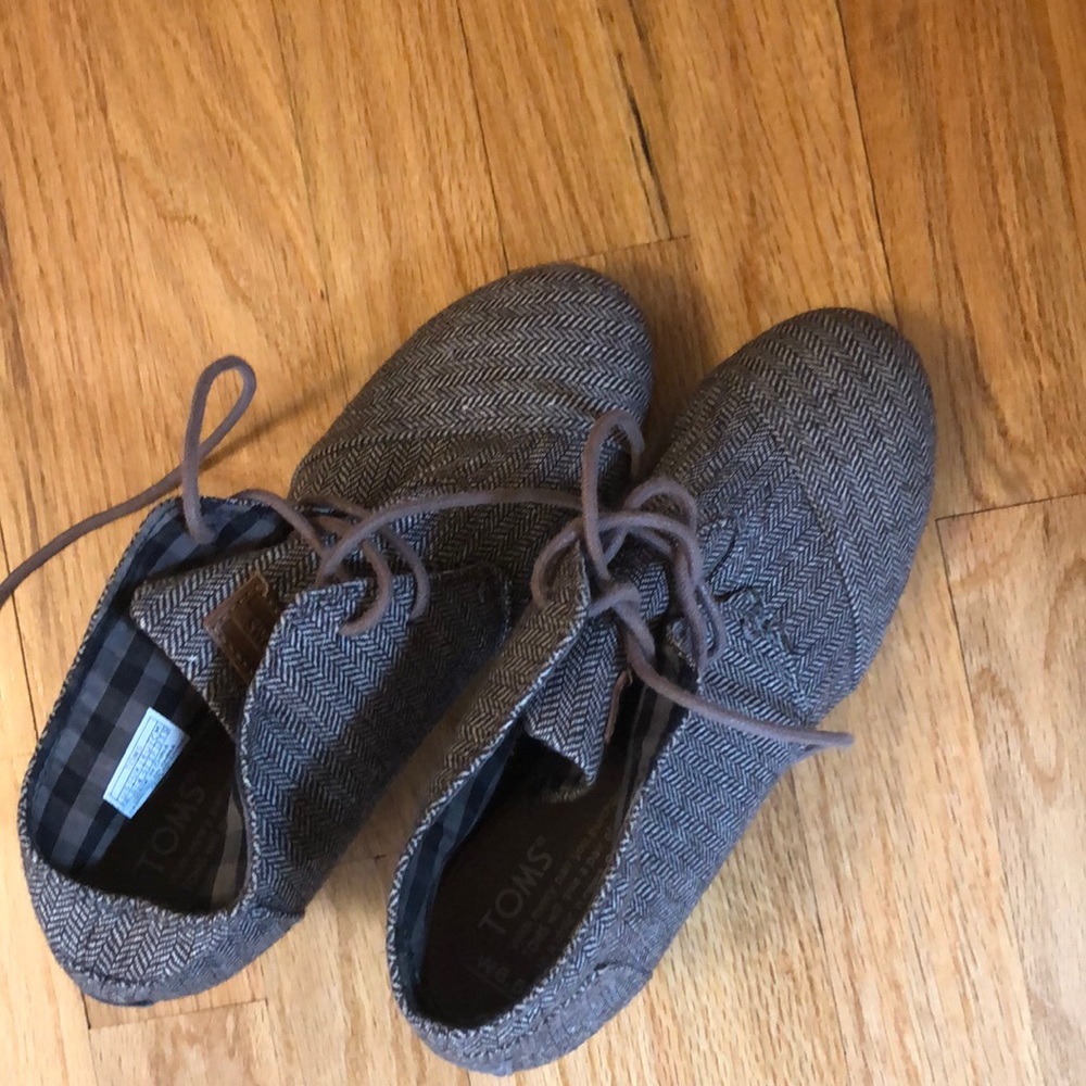 Toms desert wedge shoe in excellent condition